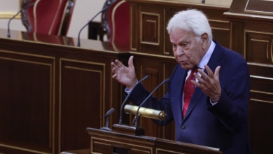 Felipe González defiende al rey Juan Carlos y critica la desclasificación "arbitraria" de los papeles del 23-F