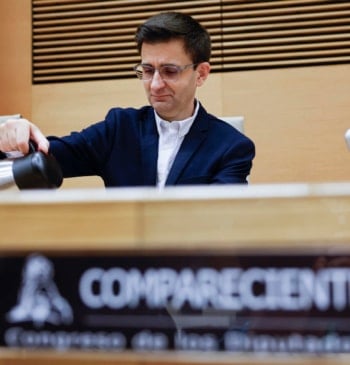 El presidente de RTVE defiende a Sarah Santolalla y carga contra el [...]