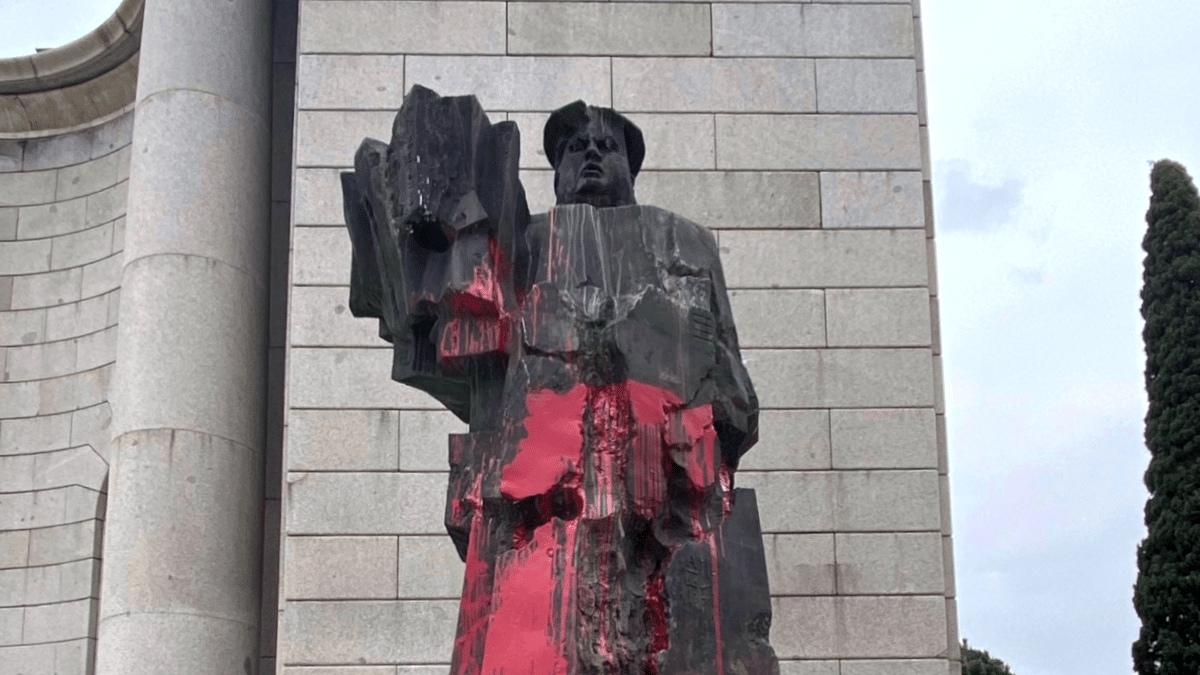 Estatua de Indalecio Prieto en Nuevos Ministerios vandalizada en 2020.
