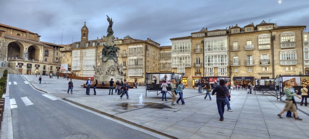 Imagen de la Plaza de la Virgen Blanca, en Vitoria