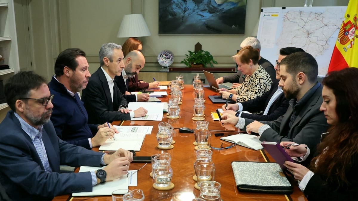 Óscar Puente se reúne con los sindicatos ferroviarios para tratar la huelga convocada