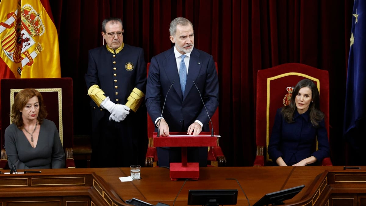 El Rey defiende que "la mejor manera de conmemorar la Constitución es cumplirla" y respetar a las instituciones