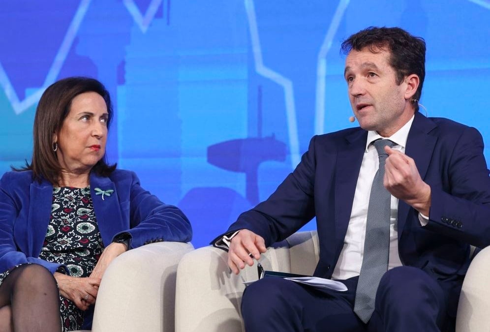 La ministra de Defensa, Margarita Robles, y el presidente ejecutivo de Indra, Ángel Escribano. (EFE/Kiko Huesca)