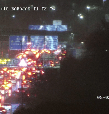 La rotura de una tubería colapsa los accesos al aeropuerto de Barajas