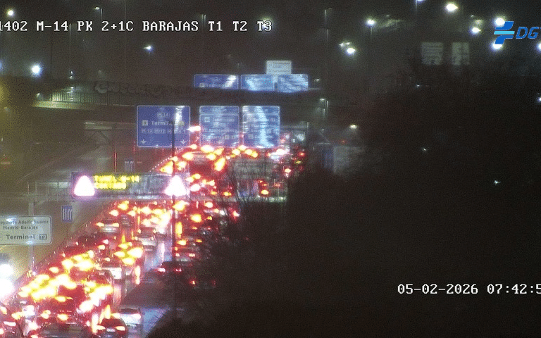 La rotura de una tubería colapsa los accesos al aeropuerto de Barajas