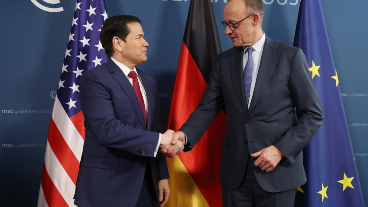 Marco Rubio (izda) estrecha la mano de Friedrich Merz en la conferencia de Múnich.