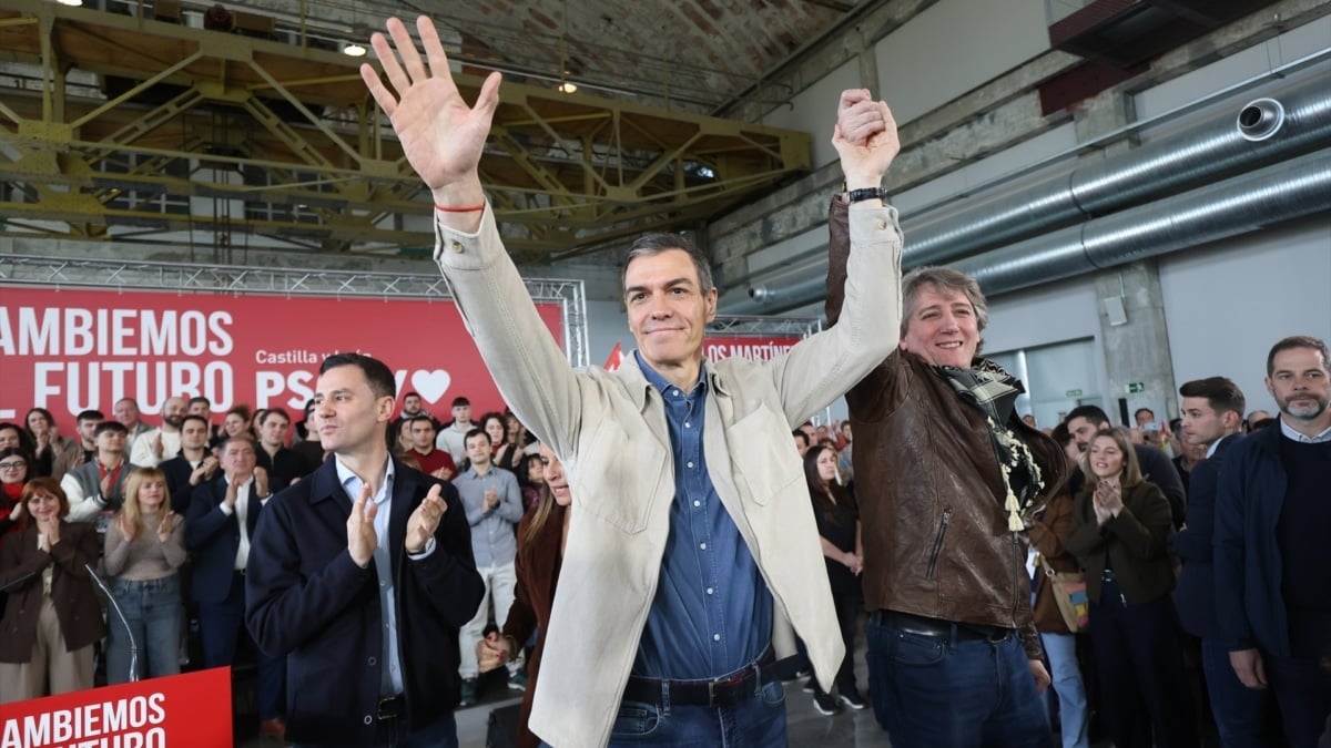 El presidente del Gobierno y líder del PSOE, Pedro Sánchez, junto al candidato en Castilla y León, Carlos Martínez, en un mitin en Ponferrada (León), este domingo