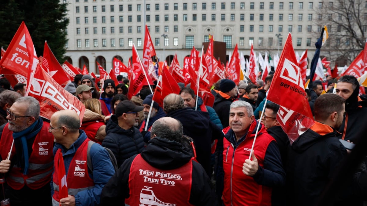 Los sindicatos de Renfe y Adif se manifiestan contra Óscar Puente en el Ministerio: "Al final somos los que sufrimos las consecuencias"
