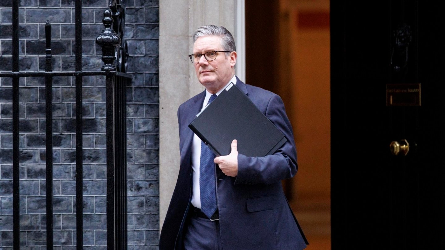 El primer ministro británico, Keir Starmer, sale del 10 de Downing Street