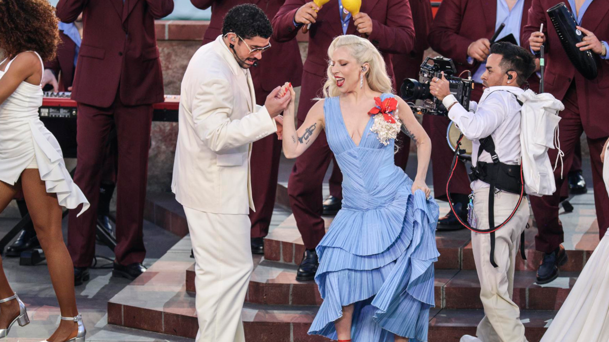 Bad Bunny y Lady Gaga durante su actuación en el descanso de la Super Bowl.