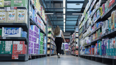 El salario de los españoles tendría que subir 1.070 euros de media al año para no notar la subida de precios en el supermercado
