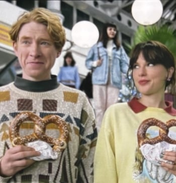Taylor Swift y Domhnall Gleeson en el videoclip de 'Opalite'