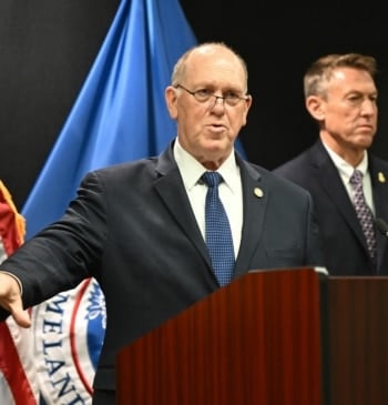 Trump retira a 700 agentes federales del ICE y el CBP de [...]