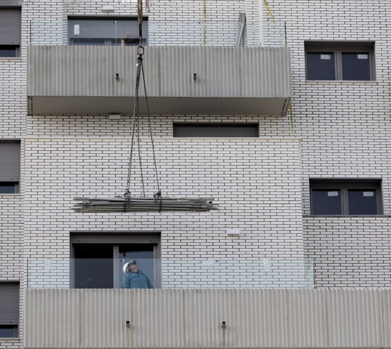 Alerta en el sector de la construcción: las horas no trabajadas y pagadas crecen 18 veces más que las horas remuneradas