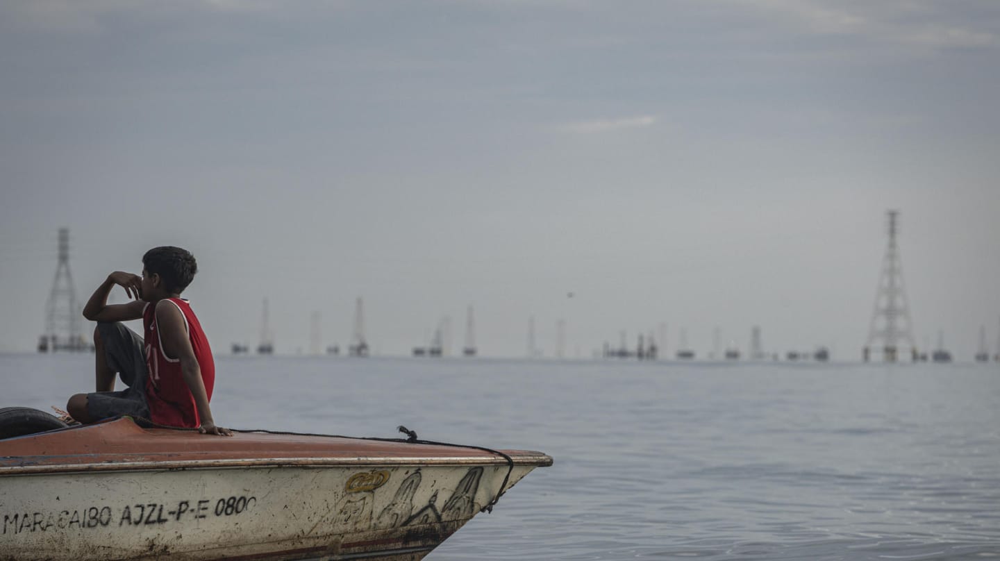 Un joven observa las plataformas de petróleo en Cabimas, Venezuela.