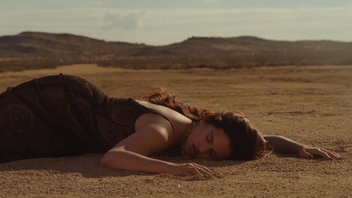 Del desierto a un Rolls-Royce en llamas: así es el nuevo videoclip de 'Sauvignon Blanc' de Rosalía