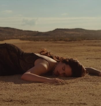 Del desierto a un Rolls-Royce en llamas: así es el nuevo videoclip [...]