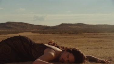 Del desierto a un Rolls-Royce en llamas: así es el nuevo videoclip de 'Sauvignon Blanc' de Rosalía