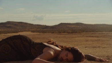 Del desierto a un Rolls-Royce en llamas: así es el nuevo videoclip de 'Sauvignon Blanc' de Rosalía