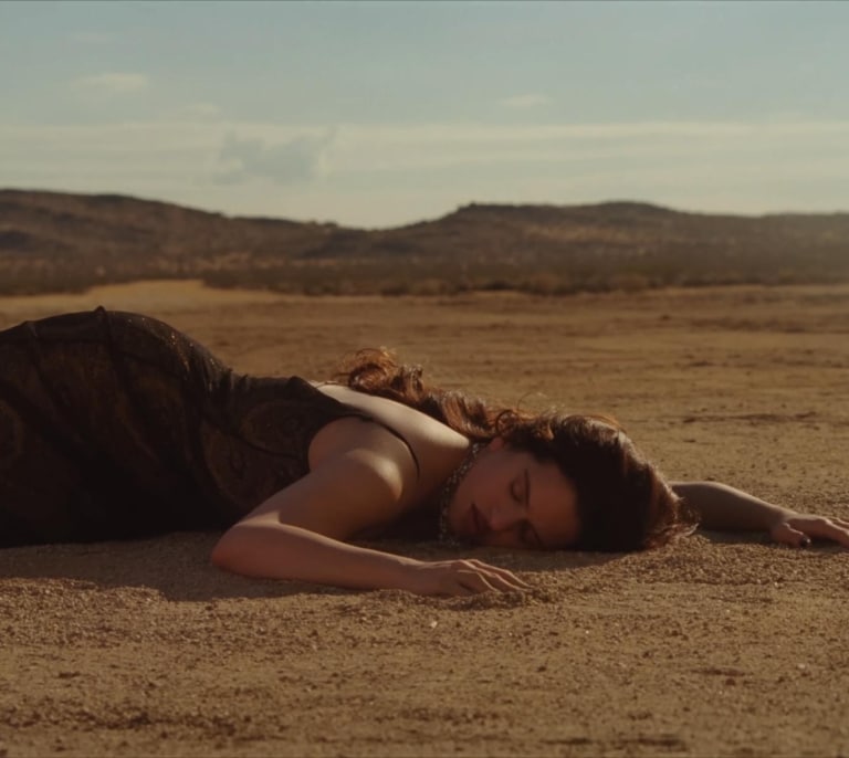 Del desierto a un Rolls-Royce en llamas: así es el nuevo videoclip de 'Sauvignon Blanc' de Rosalía