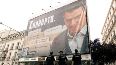 La juez archiva la denuncia del PSOE contra HazteOír por la lona en la que llamaba "corrupto" a Pedro Sánchez