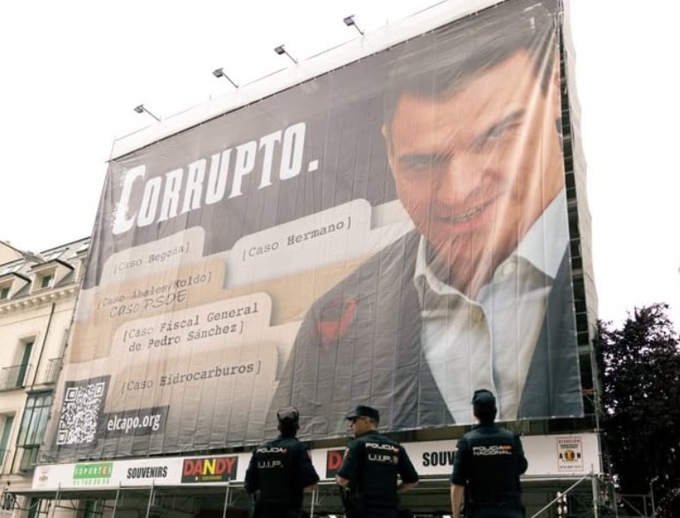 La juez archiva la denuncia del PSOE contra HazteOír por la lona en la que llamaba "corrupto" a Pedro Sánchez