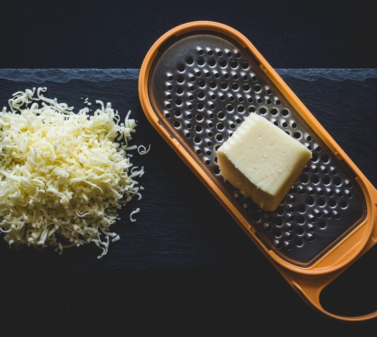 Alerta alimentaria: Consumo avisa de posible presencia de astillas de madera en estos lotes de queso rallado