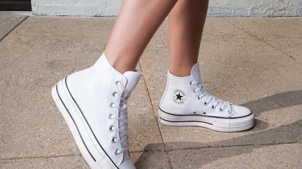 Estas son las zapatillas que no pasan de moda y que puedes combinar con tus vestidos y faldas de primavera