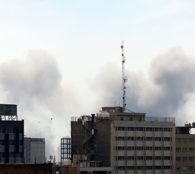 España completa la evacuación de su embajada en Irán y traslada al personal diplomático a Azerbaiyán