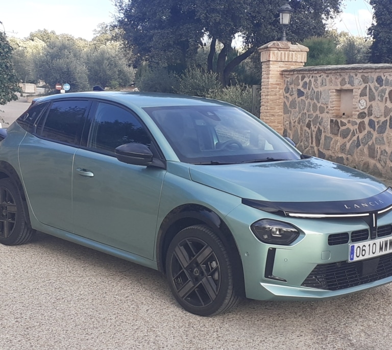 Lancia Ypsilon Ibrida LX: Magistral mezcla de estilo y tradición