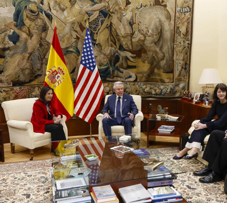 Margarita Robles critica al PP por acusarla de haber dicho que está "con Trump"