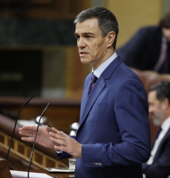 Sánchez acusa a Feijóo y Abascal de haber ayudado con su "silencio" [...]