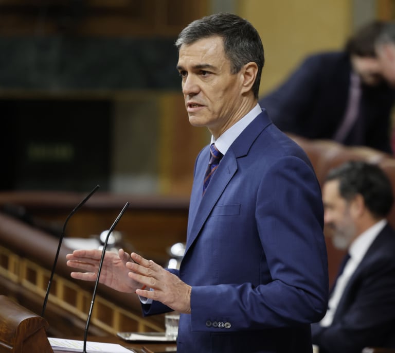 Sánchez acusa a Feijóo y Abascal de haber ayudado con su "silencio" y "cobardía" al "desastre absoluto" de Irán