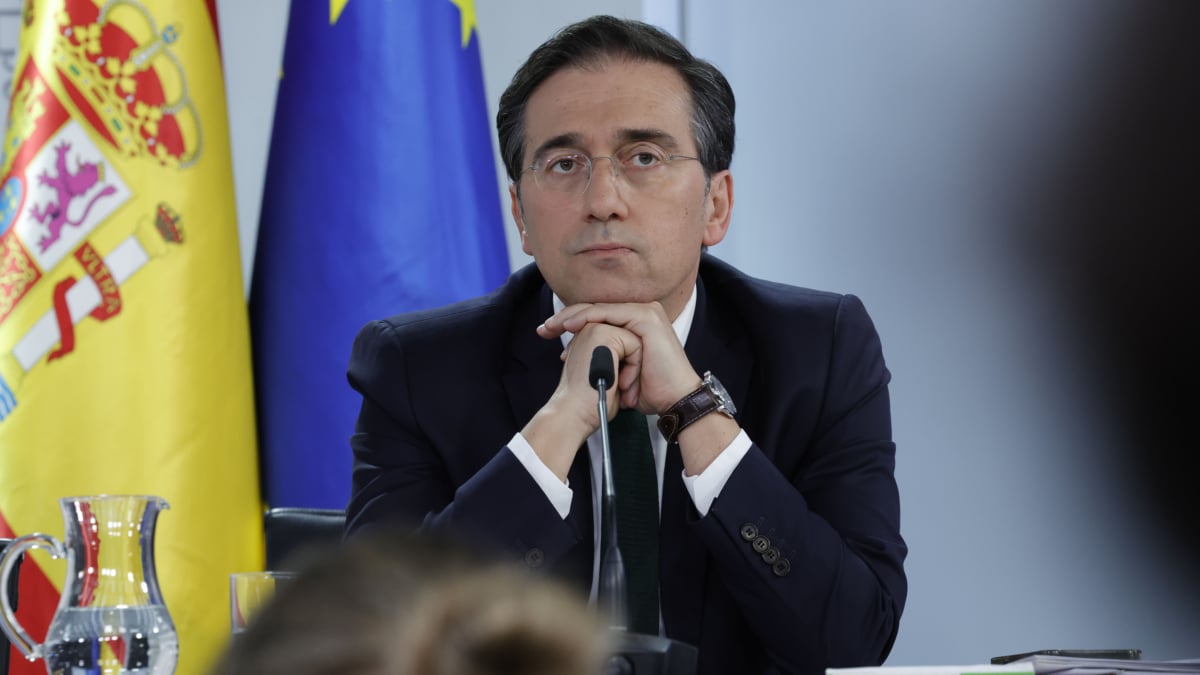 MADRID, 10/03/2026.- El ministro de Asuntos Exteriores, Unión Europea y Cooperación, José Manuel Albares, a su llegada a la rueda de prensa posterior a la reunión del Consejo de Ministros, este martes, en Madrid. EFE/Zipi