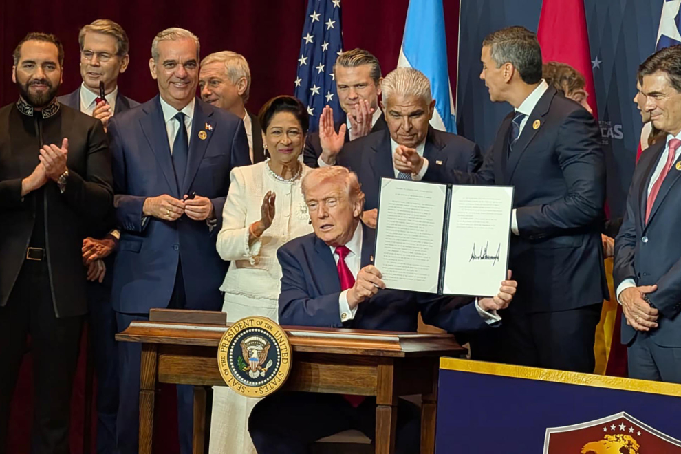 El presidente de Estados Unidos, Donald Trump (c), muestra un documento junto a mandatarios latinoamericanos en la cumbre bautizada como "Escudo de las Américas" este sábado en Miami (EE.UU.).