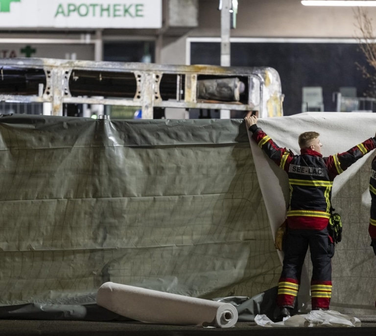 Al menos seis muertos y cuatro heridos al incendiarse un autobús postal en Suiza