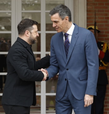Sánchez acuerda con Zelenski mil millones más en armas para Ucrania y [...]