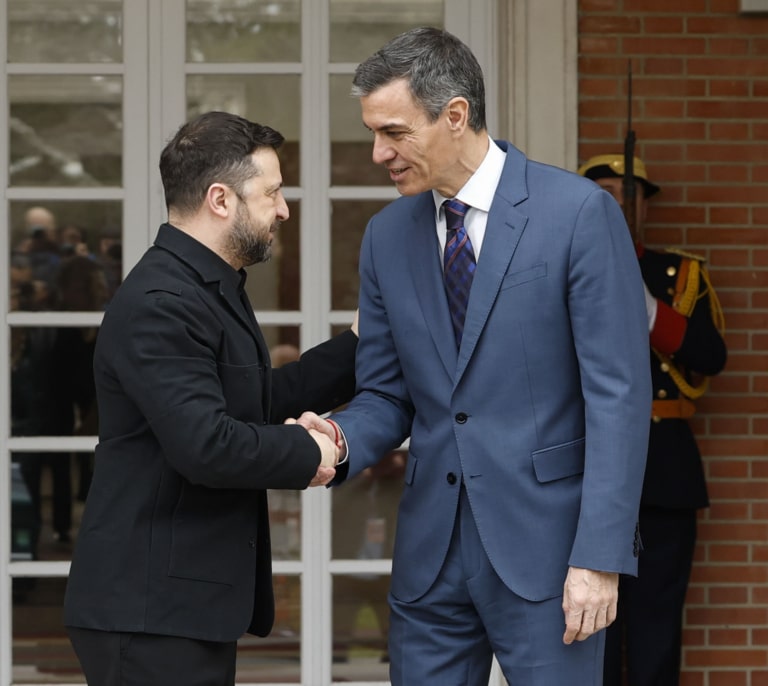 Sánchez acuerda con Zelenski mil millones más en armas para Ucrania y la fabricación conjunta de drones y radares