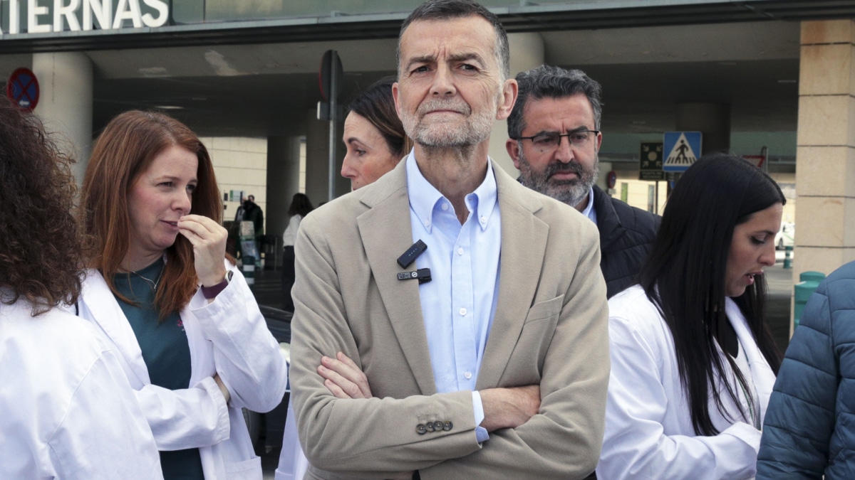 GRANADA (ESPAÑA), 27/03/2026.- El candidato de Por Andalucía a la presidencia de la Junta y coordinador federal de Izquierda Unida, Antonio Maíllo (c) tras una reunión este viernes con los Comités de empresa de Fundaciones de Investigación Biosanitarias Andaluzas FIMABIS, FISEVI, FIBICO, FABIS, FCÄDIZ, FPS, en el Hospital del parque tecnológico de Ciencias de la Salud en Granada. EFE/Pepe Torres.