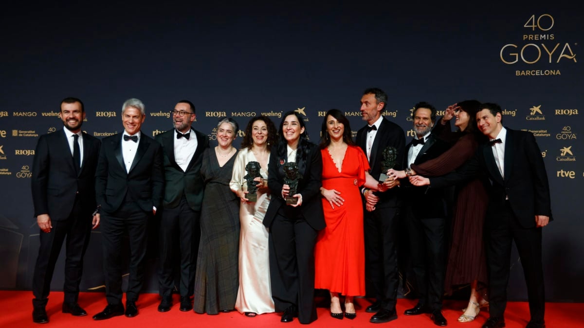 El equipo de 'Los domingos' posa con los premios Goya.