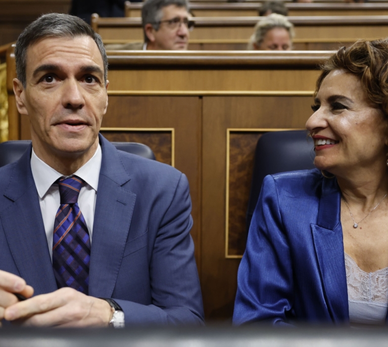 La elección del 17-M para las andaluzas pilla por sorpresa al PSOE y obliga a Sánchez a mover la pieza más delicada: Montero