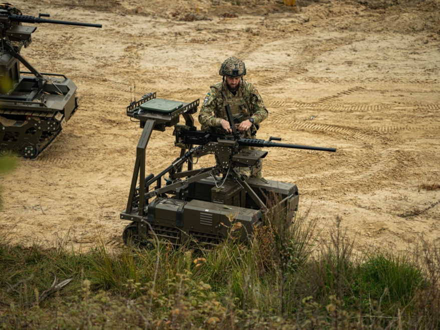 Un soldado junto a un Droid TW 12.7.