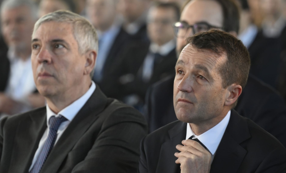 El presidente ejecutivo de Indra Group, Ángel Escribano Ruiz (d) y el consejero delegado, José Vicente de los Mozos (i).
