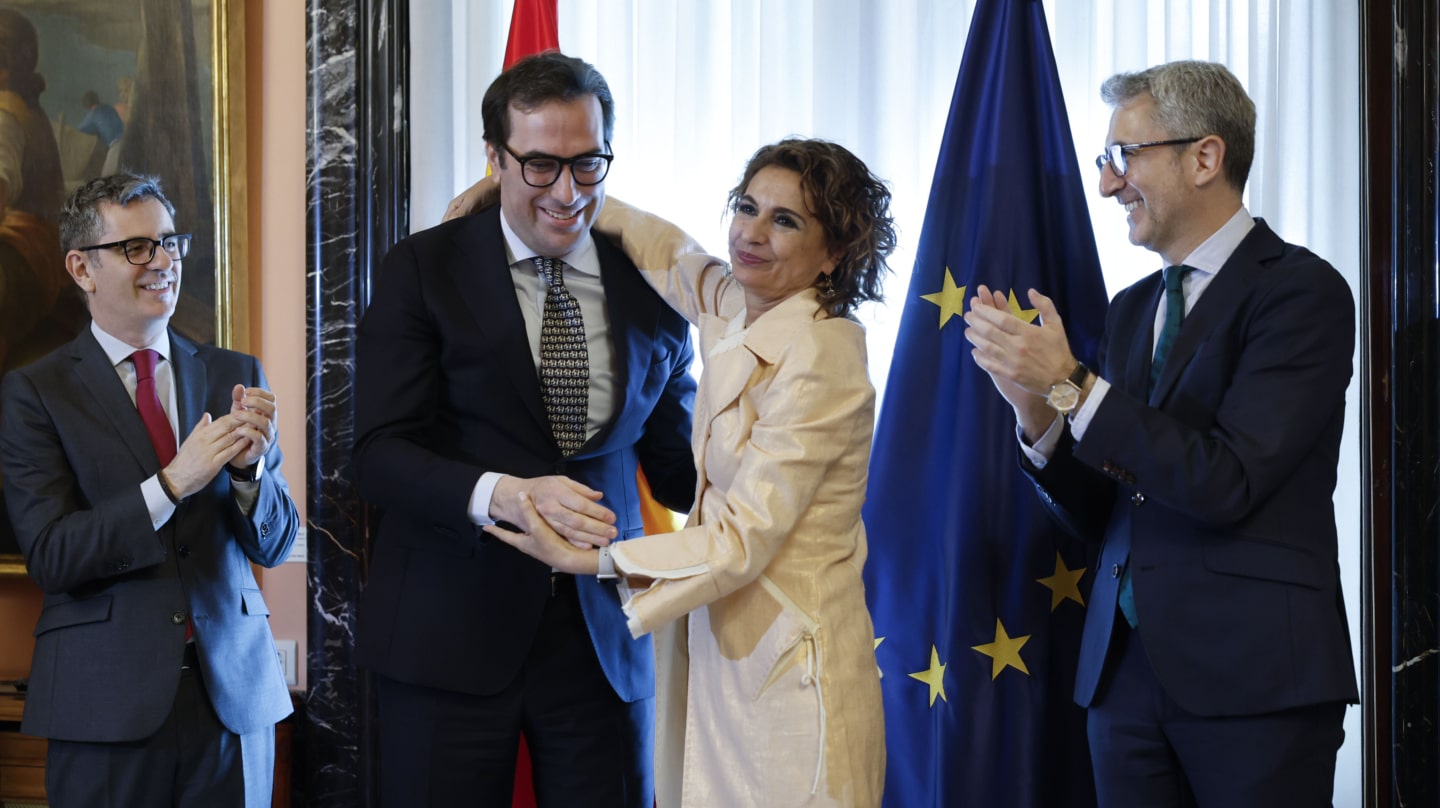 MADRID, 27/03/2026.- La ex vicepresidenta primera del Gobierno, María Jesus Montero (2d) abraza al nuevo vicepresidente primero del Gobierno y ministro de Economía, Carlos Cuerpo (2i) junto al nuevo ministro de Hacienda, Arcadi España (d) y el ministro de Justicia Félix Bolaños (i) durante el traspaso de carteras en un acto oficial celebrado en el Ministerio de Hacienda. EFE/ Mariscal