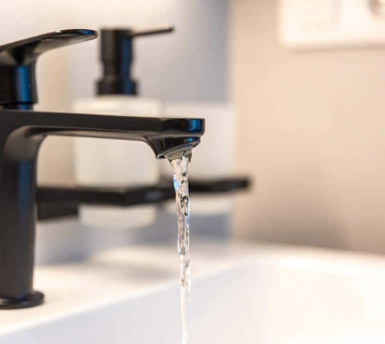 Por qué al escuchar agua correr dan ganas de orinar y otras curiosidades de la vejiga