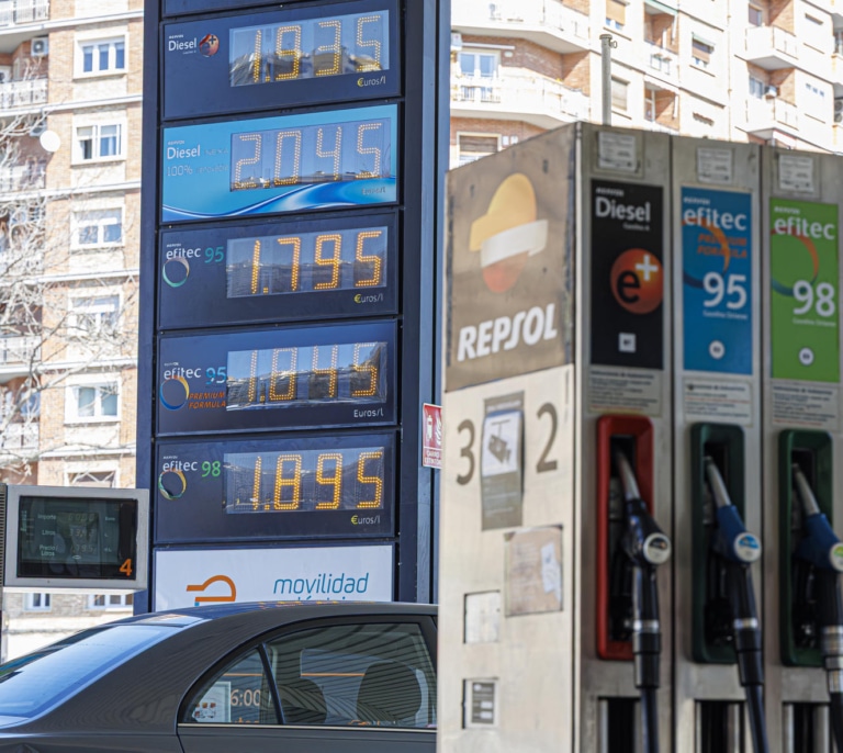 Las petroleras activan la 'batalla del céntimo' ante el silencio del Gobierno en plena crisis de precios