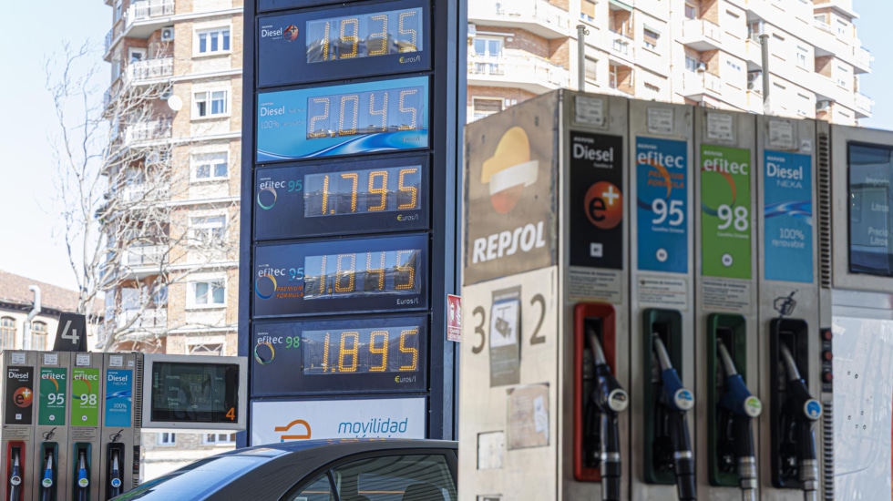 Las petroleras activan la 'batalla del céntimo' ante el silencio del Gobierno en plena crisis de precios 