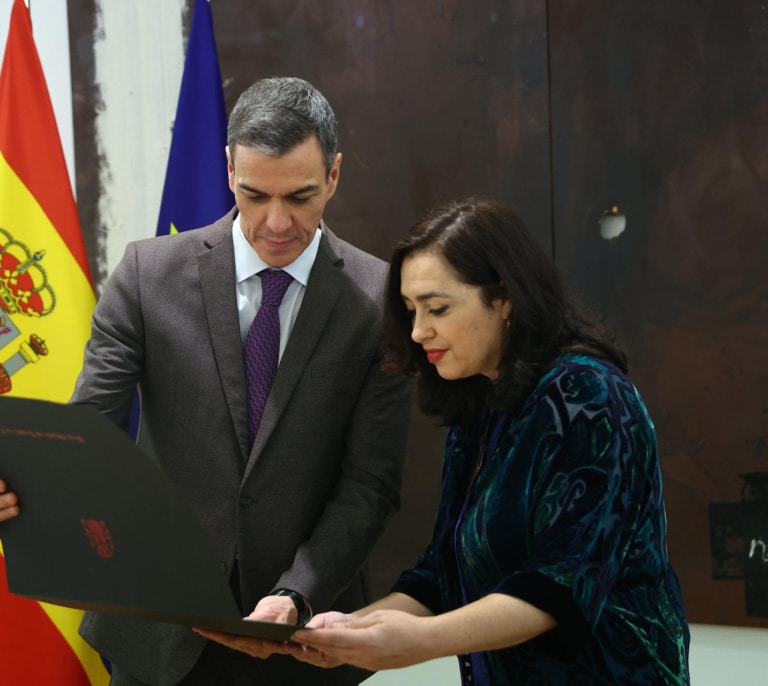 Sánchez concede a Marisa Paredes la Gran Cruz de Isabel la Católica: "Su amor por el cine y el teatro, inseparable de su compromiso social"