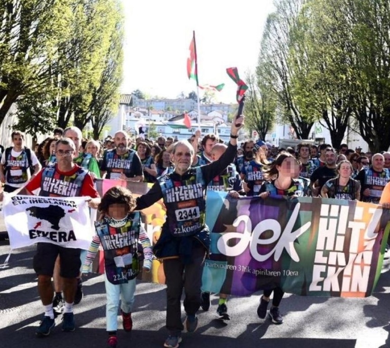 'Korrika': la carrera por el euskera entre jefes de ETA, niños y vetos lingüísticos