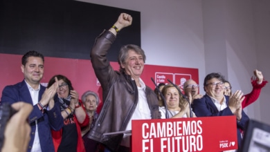 El PSOE supera expectativas y revive con Carlos Martínez como candidato: gana dos escaños y se come a su izquierda
